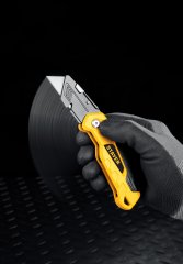 Нож универсальный металлический с трапециевидным лезвием Hercules-А24 STAYER 0946