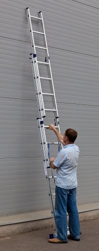 Универсальная трехсекционная лестница со стабилизатором 3х7 ступеней СИБИН 38833-07